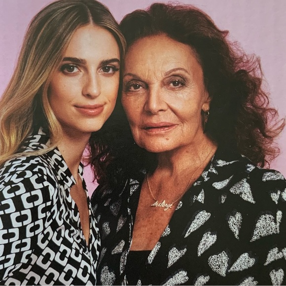 DVF x Target Arrow Geo Set of 4 Mugs + 4 Saucers + Stand Brand New in Box! - Picture 13 of 16